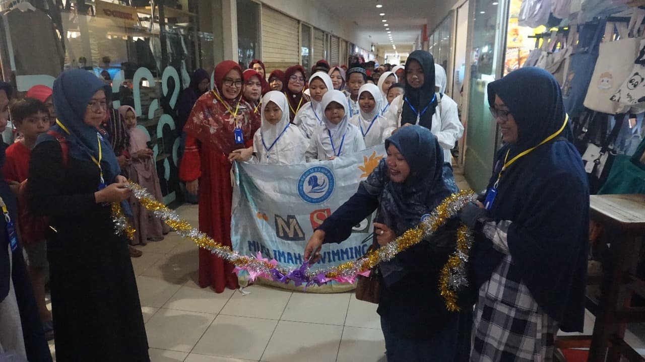 Komunitas Muslimah Swimming Squad Berbagi Kebahagiaan dengan Anak Yatim di Ramadhan