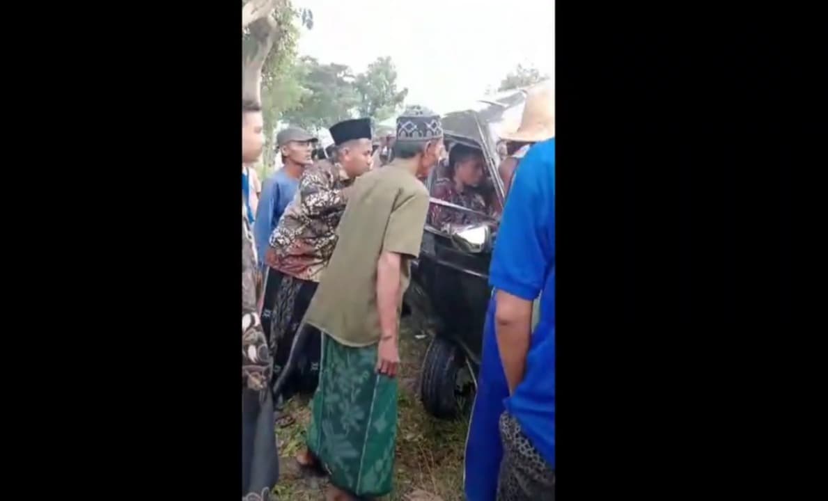 Mobil Carry Hantam Pohon, Supir dan Penumpang Terjepit di Dalam Kendaraan