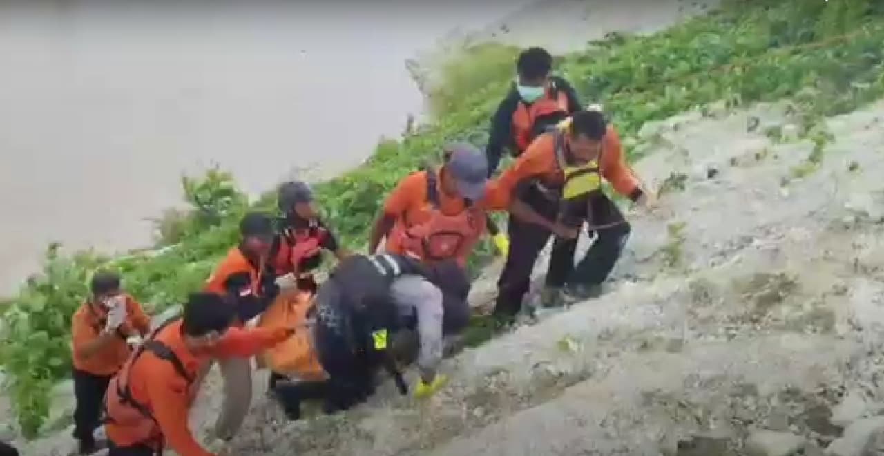 Jasad Pelajar SMP yang Tenggelam di Bengawan Madiun Ditemukan 50 Km dari Titik Awal