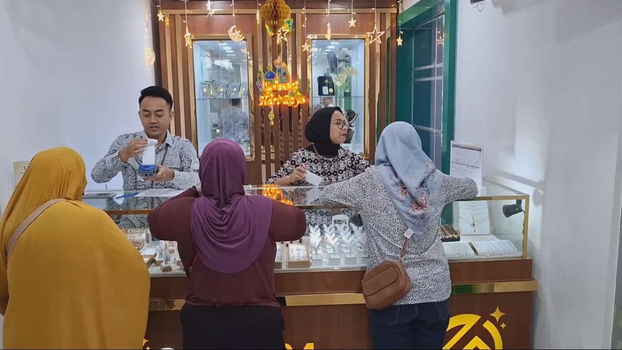 Ekonomi Tidak Pasti, Masyarakat Kediri Ramai-Ramai Beli Emas di Pegadaian