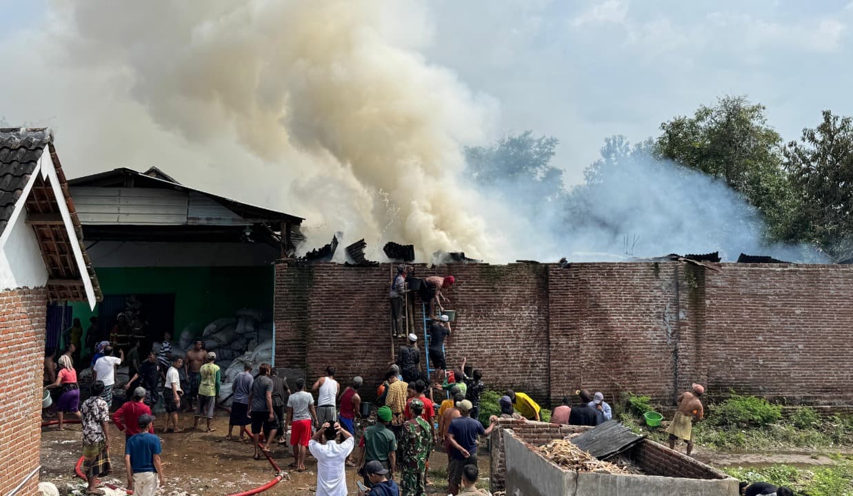 Gudang Kapuk di Kejayan Terbakar, Pemadaman Terkendala Material Mudah Terbakar