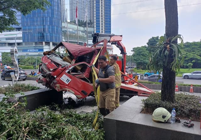 Truk Lawan Arah Tabrak Xpander dan Motor di Surabaya, Driver Ojol Tewas