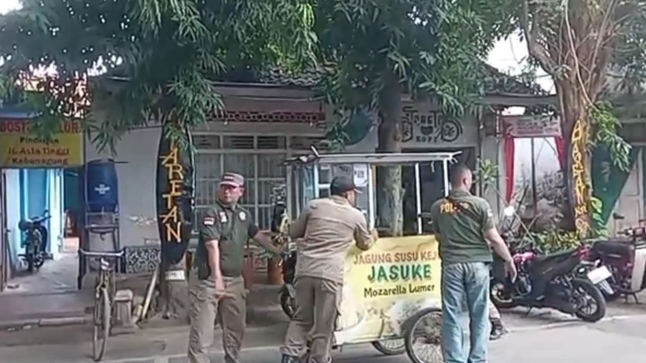 Pemkab Sumenep Tertibkan PKL yang Melanggar Aturan di Sepanjang Jalan Diponegoro