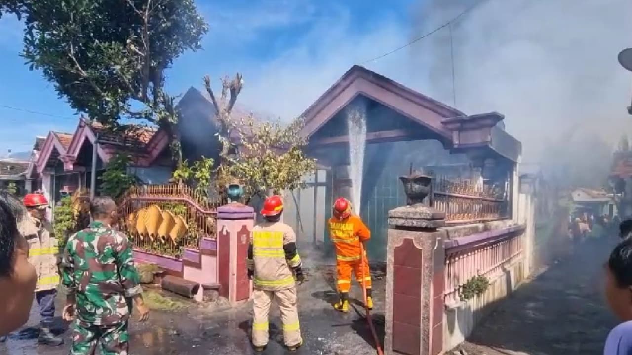 Kebakaran Hanguskan 2 Rumah, 2 Motor, dan 1 Mobil di Nganjuk, Warga Panik
