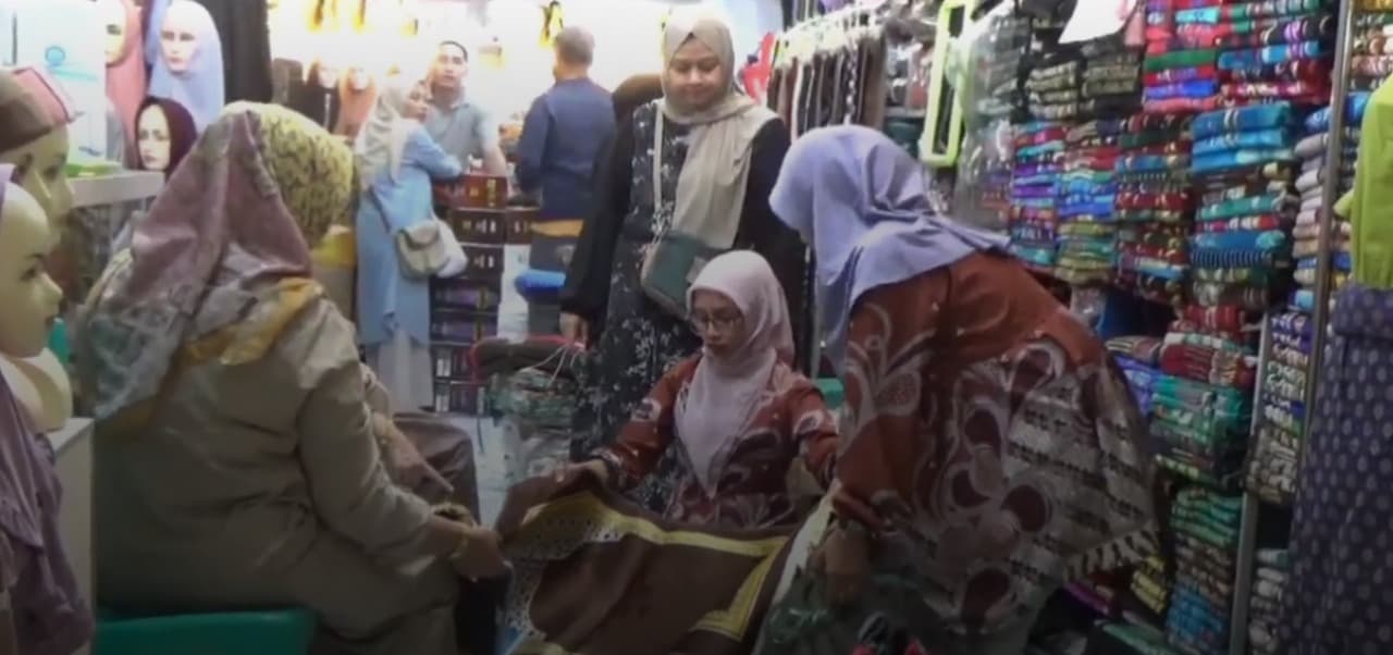 Musim Haji, Penjualan Pernik Haji di Pasar Tanjung Jember Naik 15 Persen
