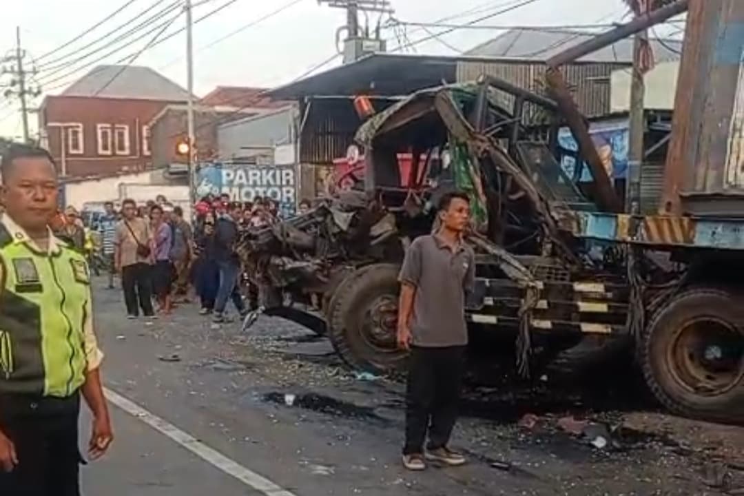 Tronton Ugal-ugalan Tabrak Mobil, Motor dan Truk di Gresik, Begini Kronologinya