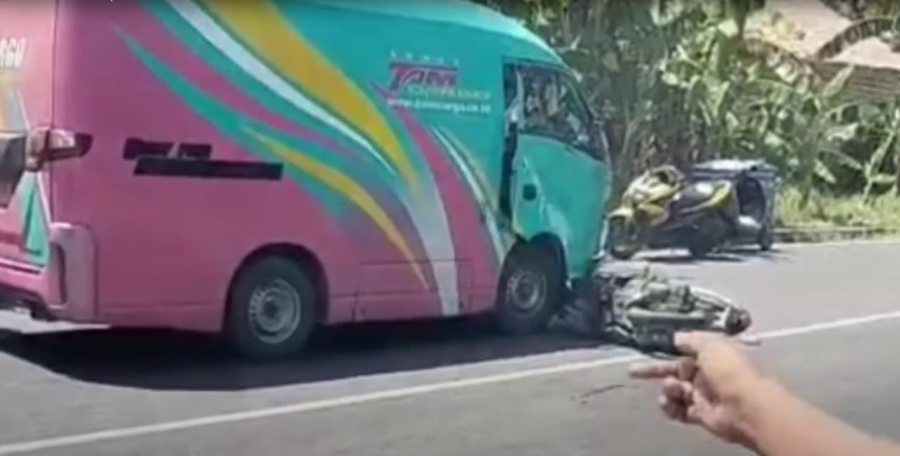 Diduga Terobos Lampu Merah, Seorang Ibu di Sampang Meninggal Dunia Tertabrak