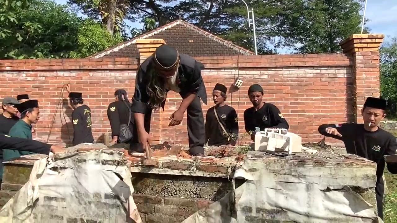 Ratusan Warga Ponorogo Bongkar Makam Keramat Palsu yang Dianggap Menyesatkan
