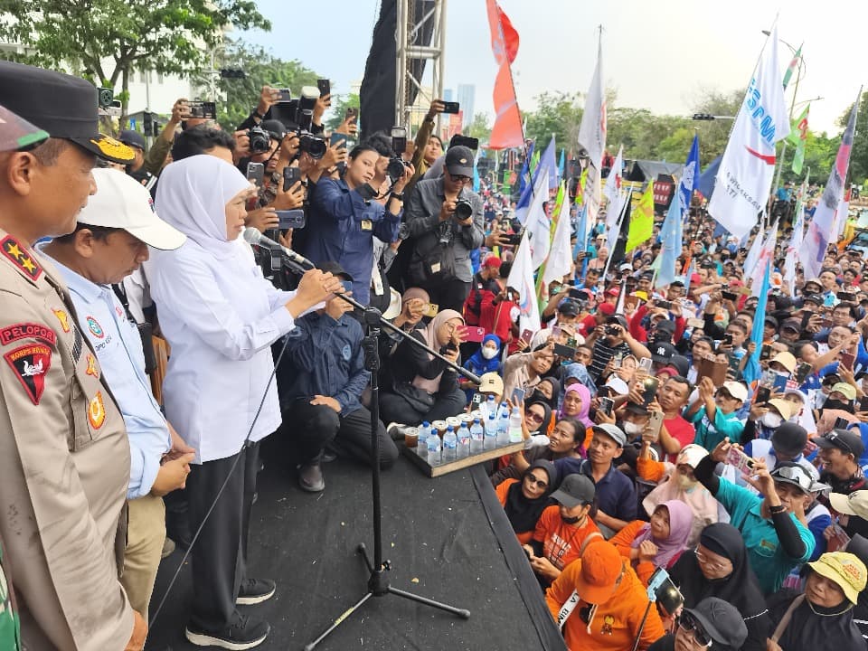 Temui Buruh, Gubernur Khofifah Sepakati 17 Tuntutan Massa Aksi May Day