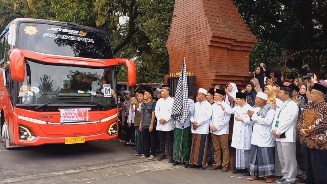 359 Jemaah Haji Trenggalek Berangkat ke Tanah Suci, 17 Tertunda karena Visa dan Sakit
