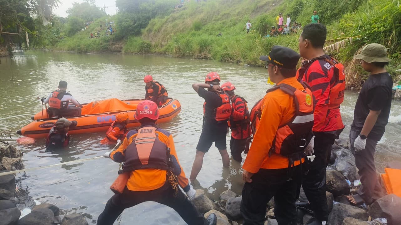 Mobil Tenggelam di Sungai Bagor Nganjuk, Tim SAR Temukan Satu Orang Tewas
