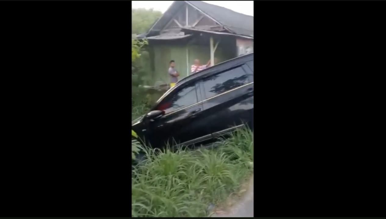 Mobil Tidak Bertuan Ditemukan Terperosok di Labang Bangkalan