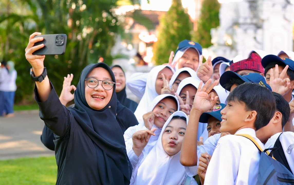 Momen Hardiknas, Bupati Ipuk Tekankan Pendidikan Anak Bukan Hanya Urusan Pemerintah