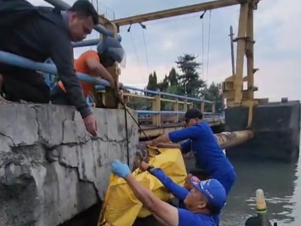 Pemuda Berkalung Rantai Perak Ditemukan Tewas di Bawah Dermaga Ujung