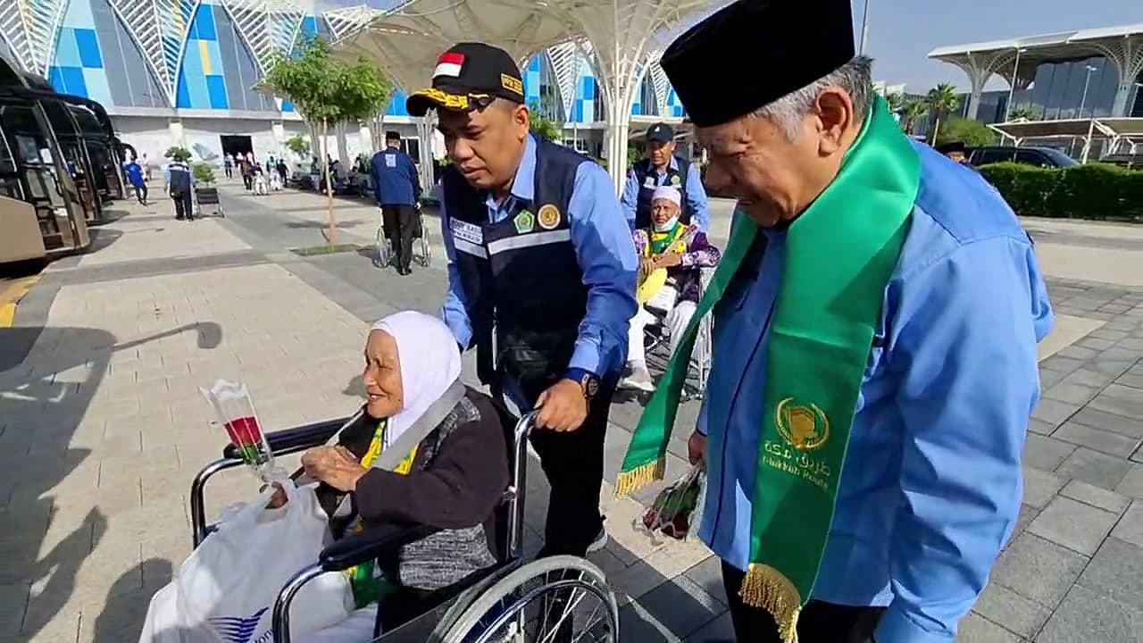 Bunga Mawar dan Shalawat Badar Sambut Kloter Pertama Jemaah Haji Indonesia di Madinah