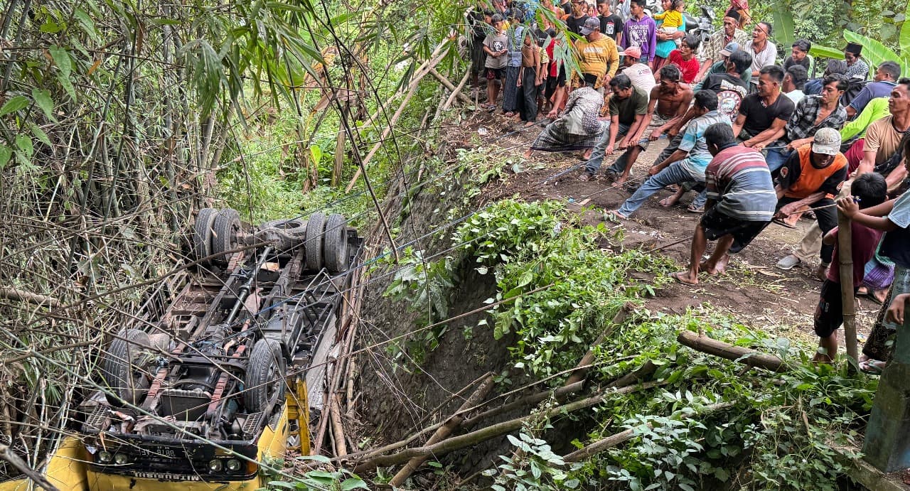 Truk Terjun ke Sungai di Pasuruan, Diduga Akibat Ikuti Google Map Belum Bisa Dievakuasi