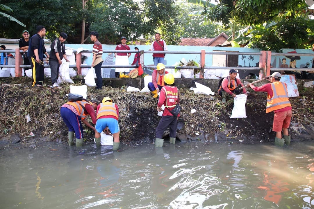 Peringati Hari Bumi, Pemkot Surabaya Bersama PDAM dan Potas Bersihkan Sungai Kalimas