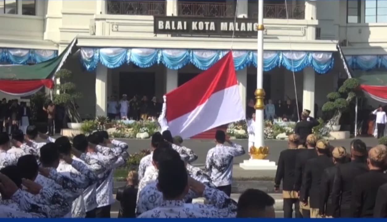 Upacara Bendera Peringatan Hardiknas di Balai Kota Malang