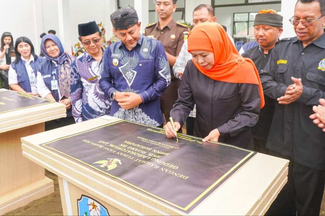 Resmikan SMKN Sukapura, Gubernur Khofifah Minta Bupati Probolinggo Libatkan Hotel di Bromo