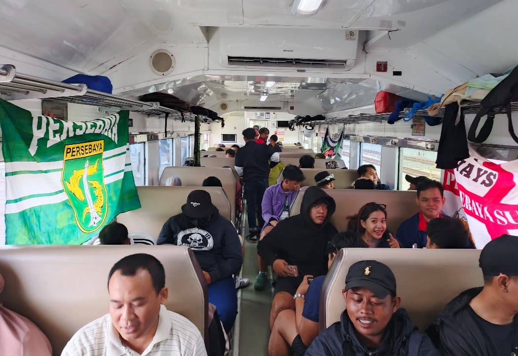 Dukung Persebaya Vs Persik, Puluhan Bonek Tret Tet Tet Penuhi KA Dhoho