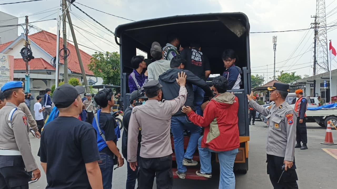 Ribuan Bonek Tiba di Kediri, Polisi Antar ke Stadion