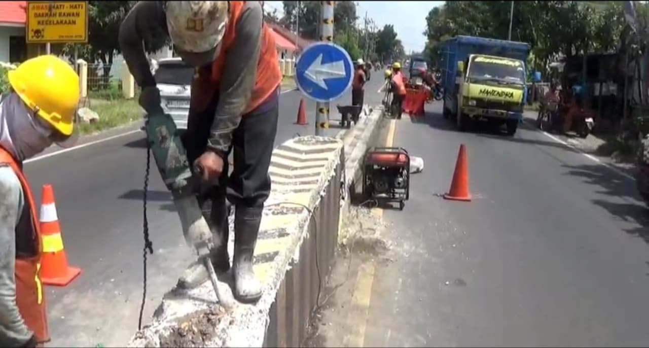Sering Picu Kecelakaan, Petugas Bongkar Median Jalan Depan SPN Polda Jatim
