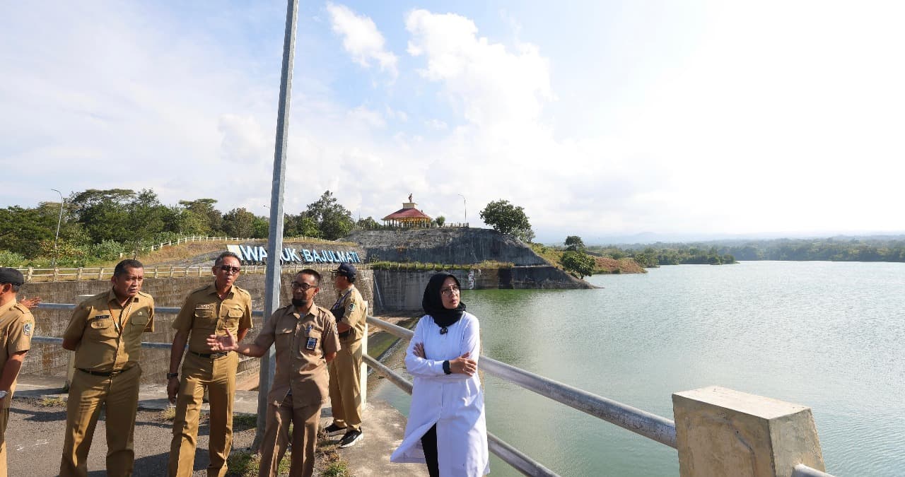 Memasuki Musim Kemarau, Bupati Ipuk Tinjau Waduk Bajulmati