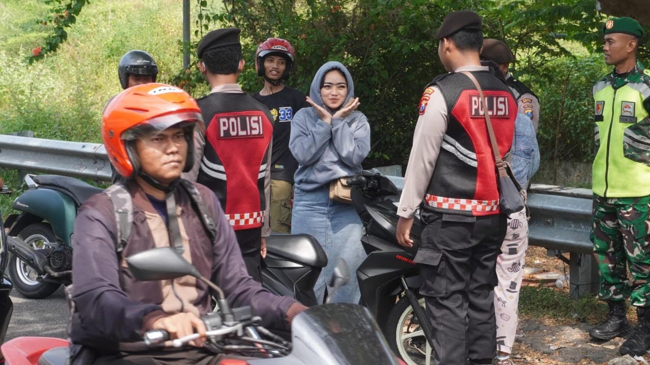 Pengendara Motor di Bangkalan Bahagia Saat Terjaring Razia, Ini Alasannya!