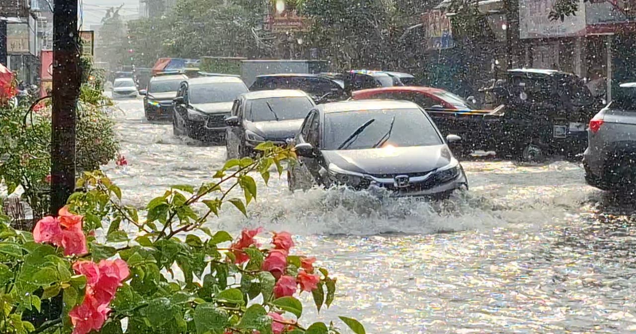 Hujan Deras, Jalan Pattimura Kota Kediri Terendam Banjir
