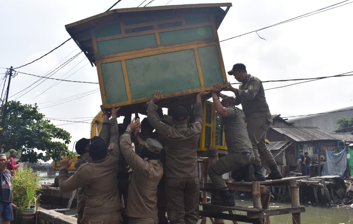 Satpol PP Surabaya Bongkar Bangunan di Bantaran Sungai Kalianak