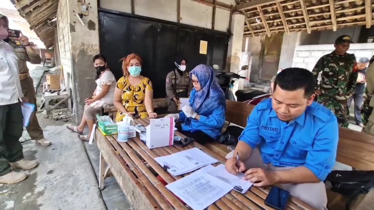 Pasca Penutupan Warung di Siman, Petugas Kesehatan Lakukan Screening di Pasar Janti dan Kedung Banteng