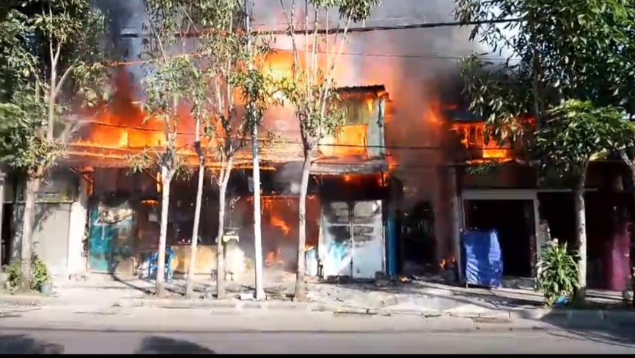 Lima Lapak di Jalan Semarang Terbakar, Satu Petugas Damkar Terluka