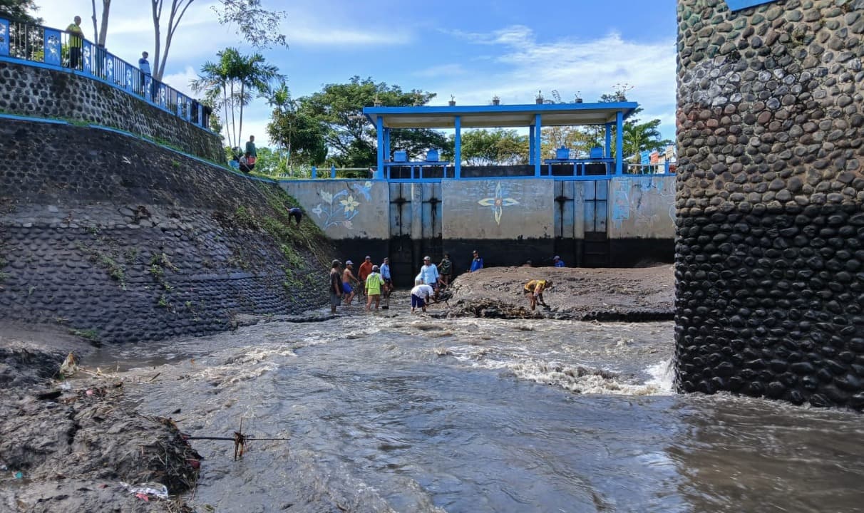 Cegah Terjadinya Kekeringan Saat Musim Kemarau, Banyuwangi Bersihkan Endapan Semua DAM dan Embung