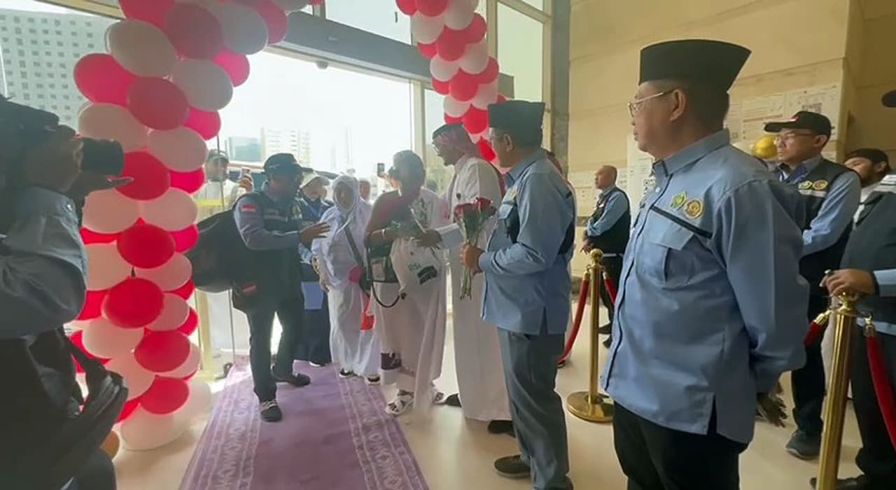 Jemaah Haji Tiba di Makkah, Disambut Meriah Saat Memasuki Hotel
