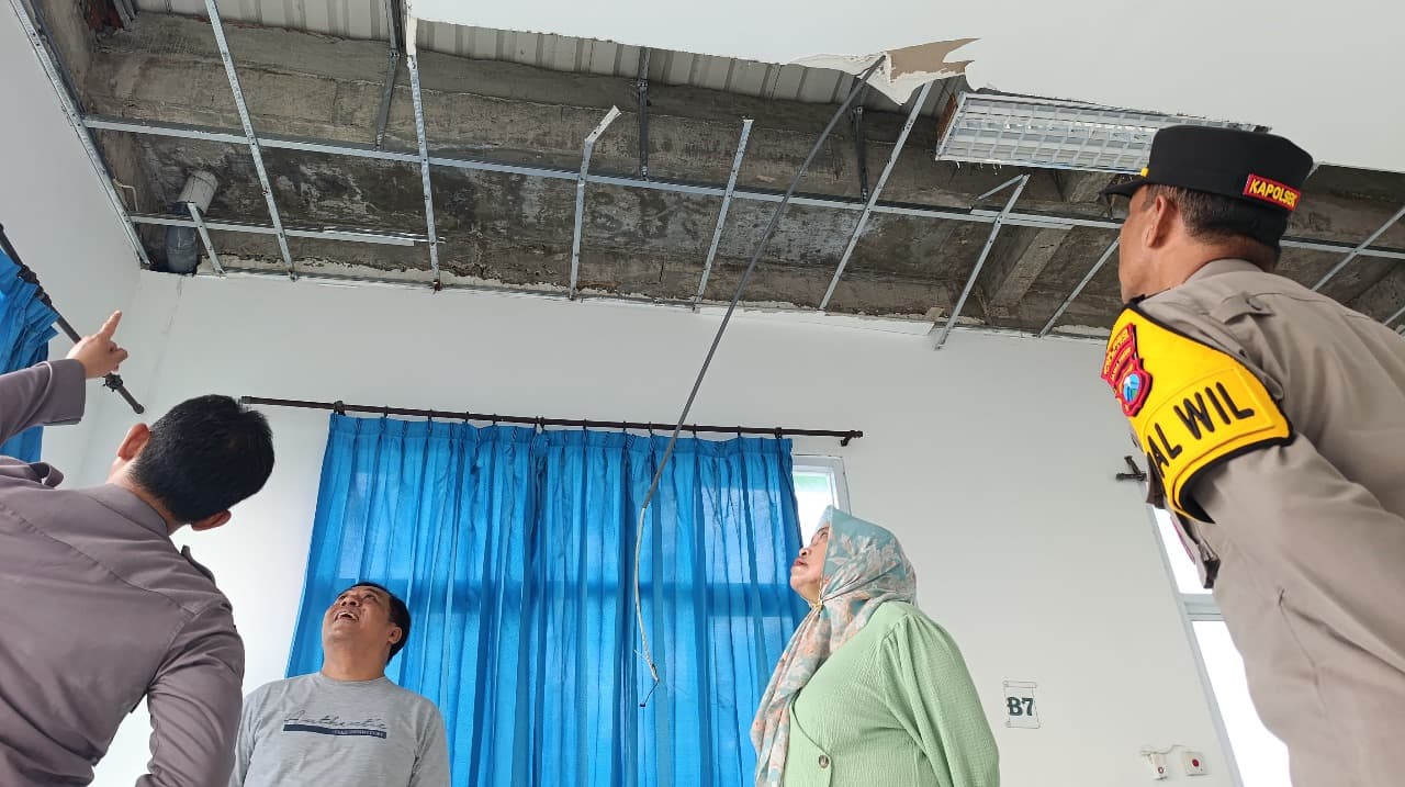 Brukkk...Pasien di Puskesmas Perak Jombang Tertimpa Plafon Ambrol