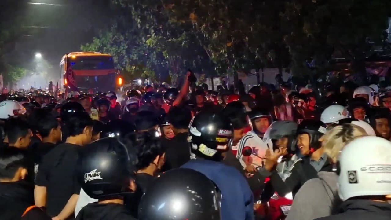 Rombongan Bus Tim Persik Kediri Tiba Di Kota Kediri Dengan Pengawalan Ribuan Persikmania