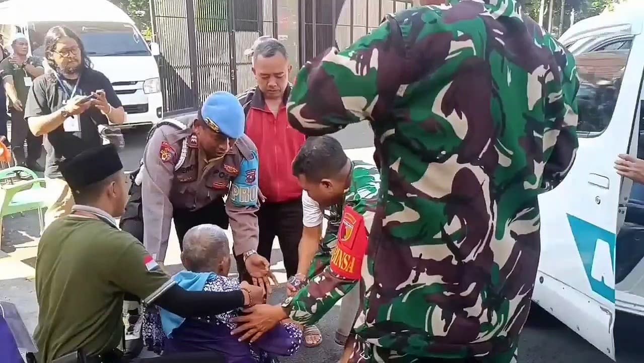 PPIH Embarkasi Surabaya Tunda Keberangkatan Calon Haji Lansia yang Alami Demensia