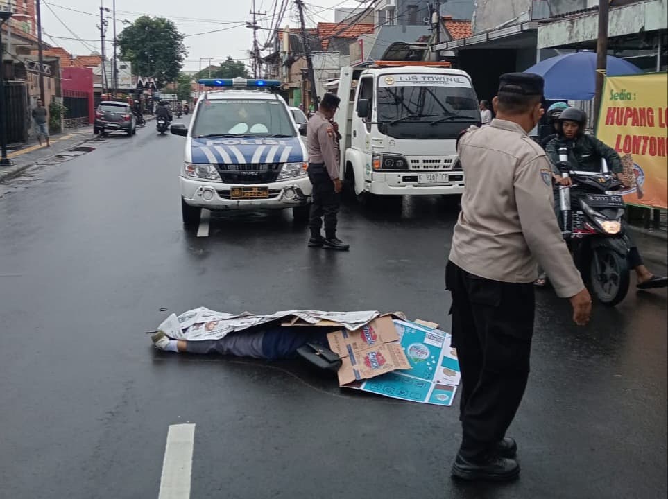 Kaget Ada Penyeberang Jalan, Pemotor Wanita Terjatuh dan Tewas Terlindas Mobil Boks di Ciliwung