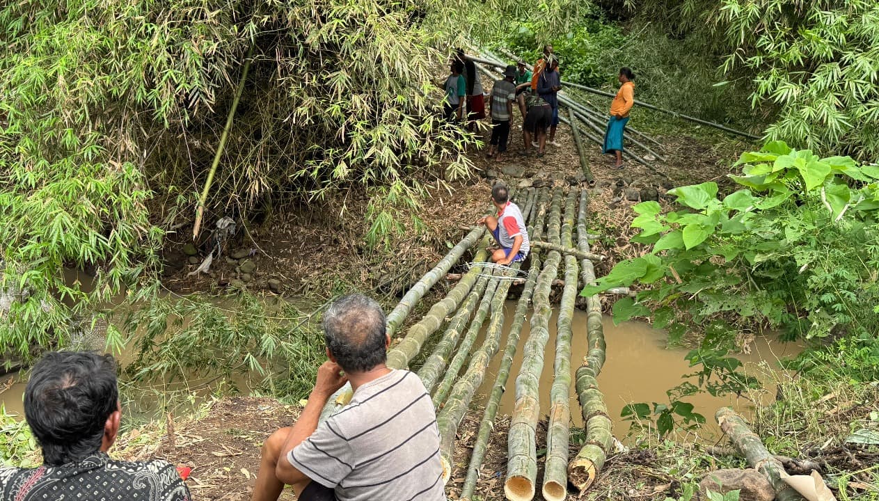 Jembatan Putus Diterjang Banjir, Warga Karangjati Anyar Bangun Jembatan Bambu Darurat