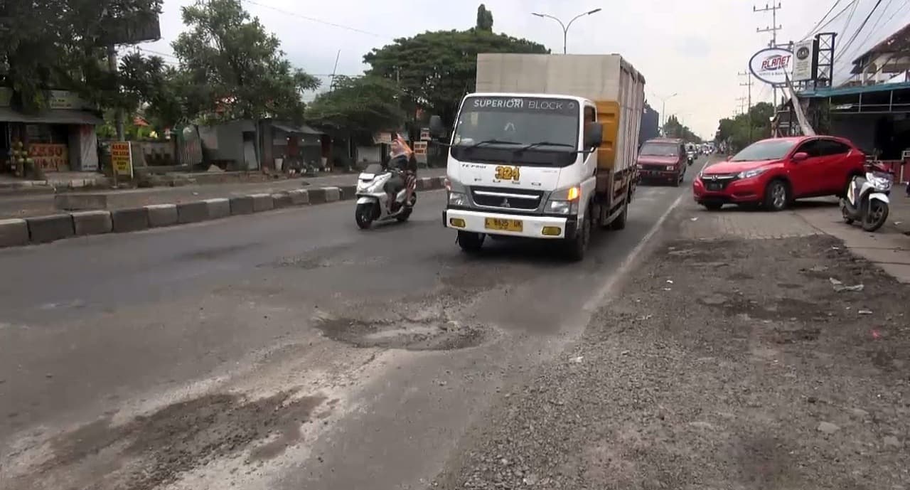 Baru Sepekan Diperbaiki, Jalur Nasional Pantura Lamongan-Babat Kembali Rusak Parah