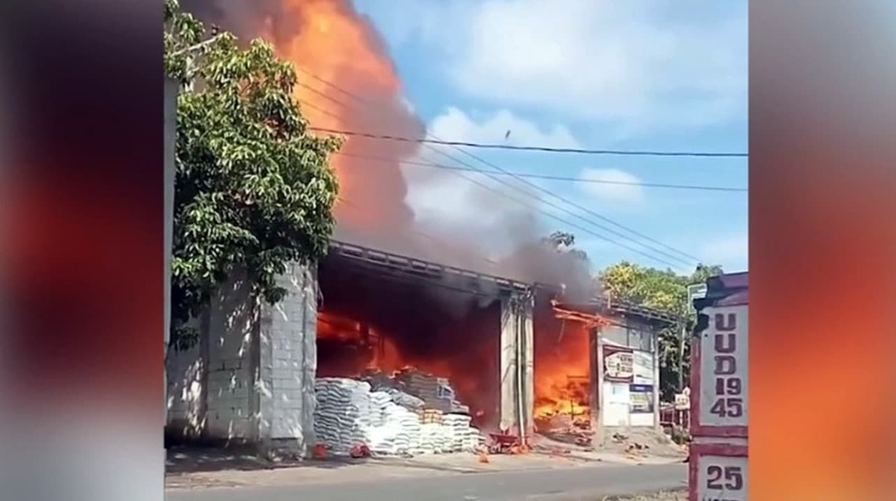 Toko Bangunan di Kediri Terbakar Gara-gara Karyawan Kemas Tiner Sambil Merokok