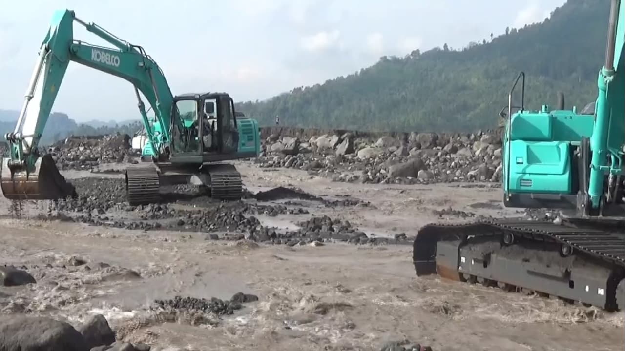 Tanggul Sungai Regoyo Lumajang Ambrol, Satu Dusun Terancam Banjir Lahar Semeru