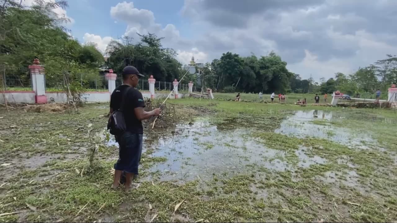 Ironis! Warga Di Kota Blitar Manfaatkan Banjir untuk Memancing