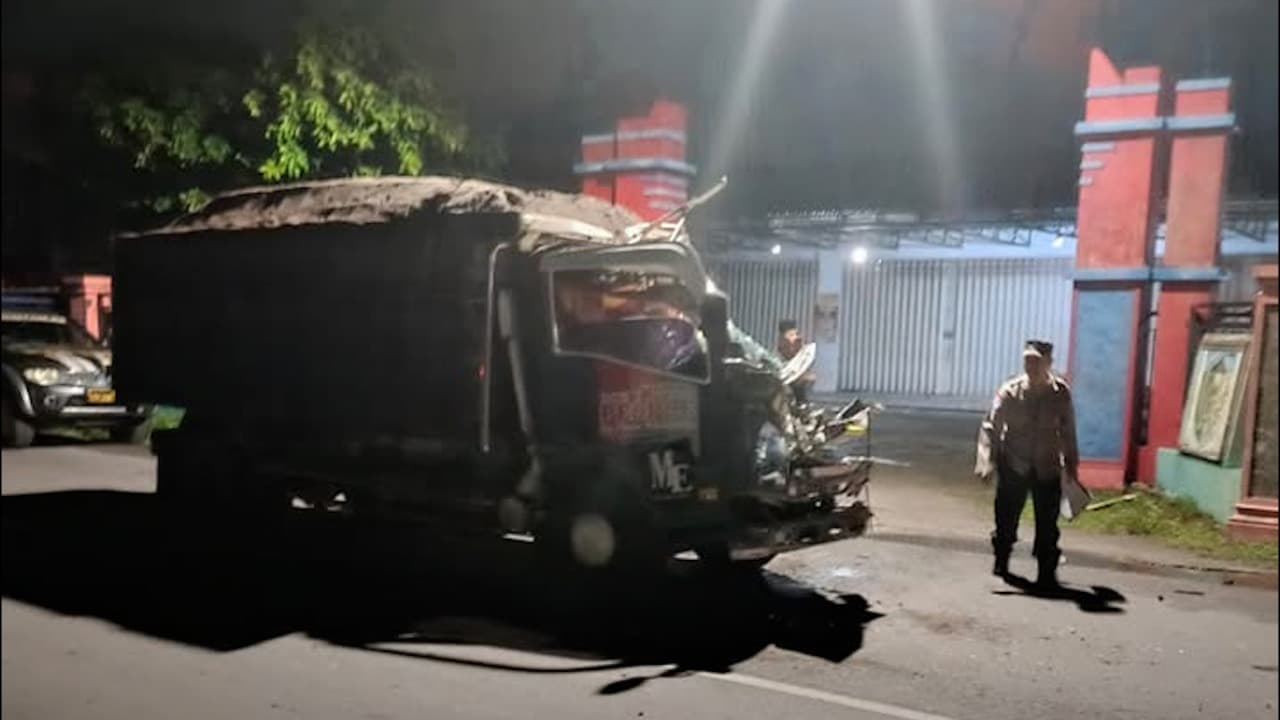 Kecelakaan Beruntun Libatkan Tiga Truk di Plosoklaten Kediri, Diduga Sopir Mengantuk