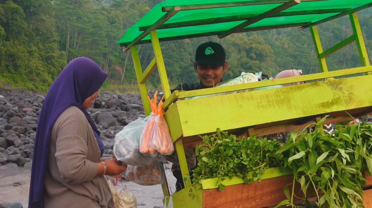 Ngeri! Belanja Sayur Ditengah Aliran Lahar