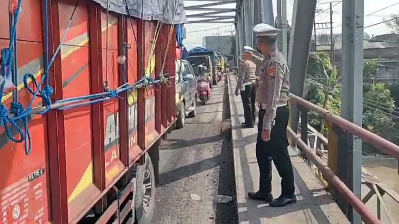 Aspal Jembatan Amblas, Simpang Legundi Gresik Macet Parah Hingga Berjam-jam