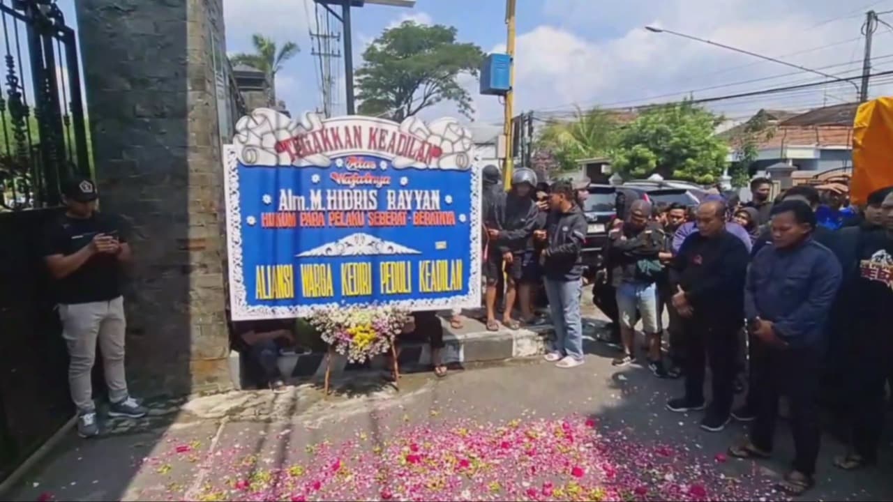 Kecewa Putusan Hakim, Massa Gelar Aksi Tabur Bunga Di Depan Pengadilan Negeri Kabupaten Kediri