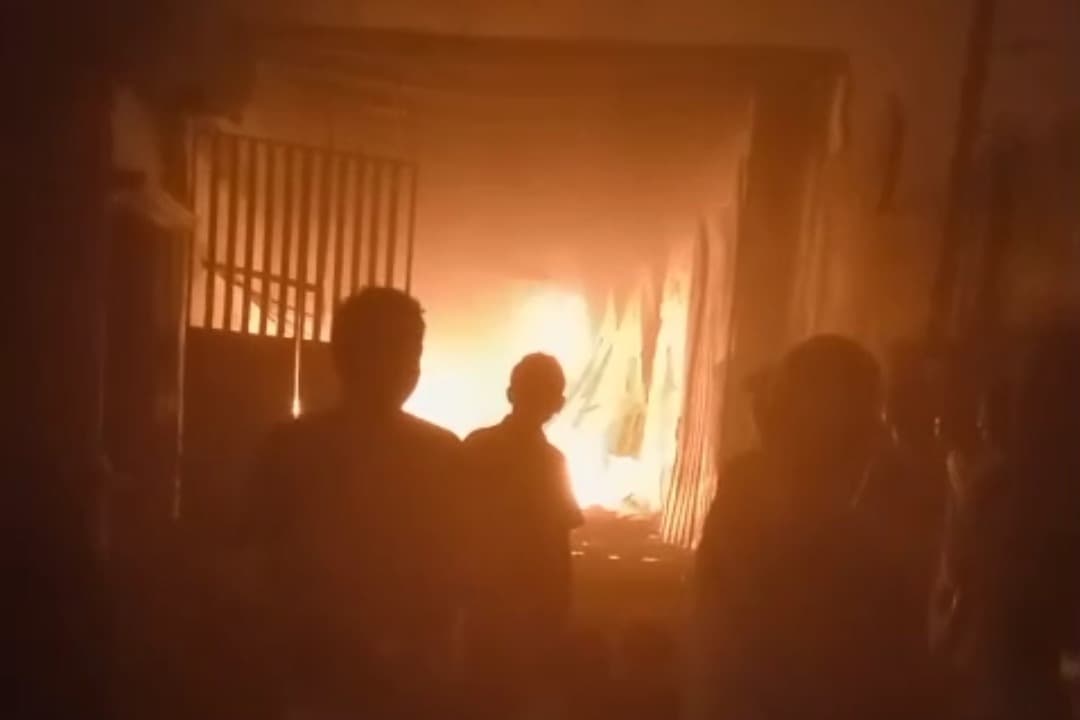 Gudang Penyimpanan Busa di Jombang Ludes Terbakar, Kerugian Ratusan Juta Rupiah