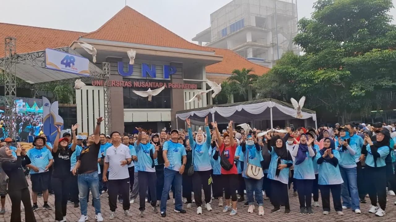 Jalan Sehat Rangkaian Dies Natalis 48 UNP Kediri, Rektor Tegaskan Visi Masuk Regional ASEAN