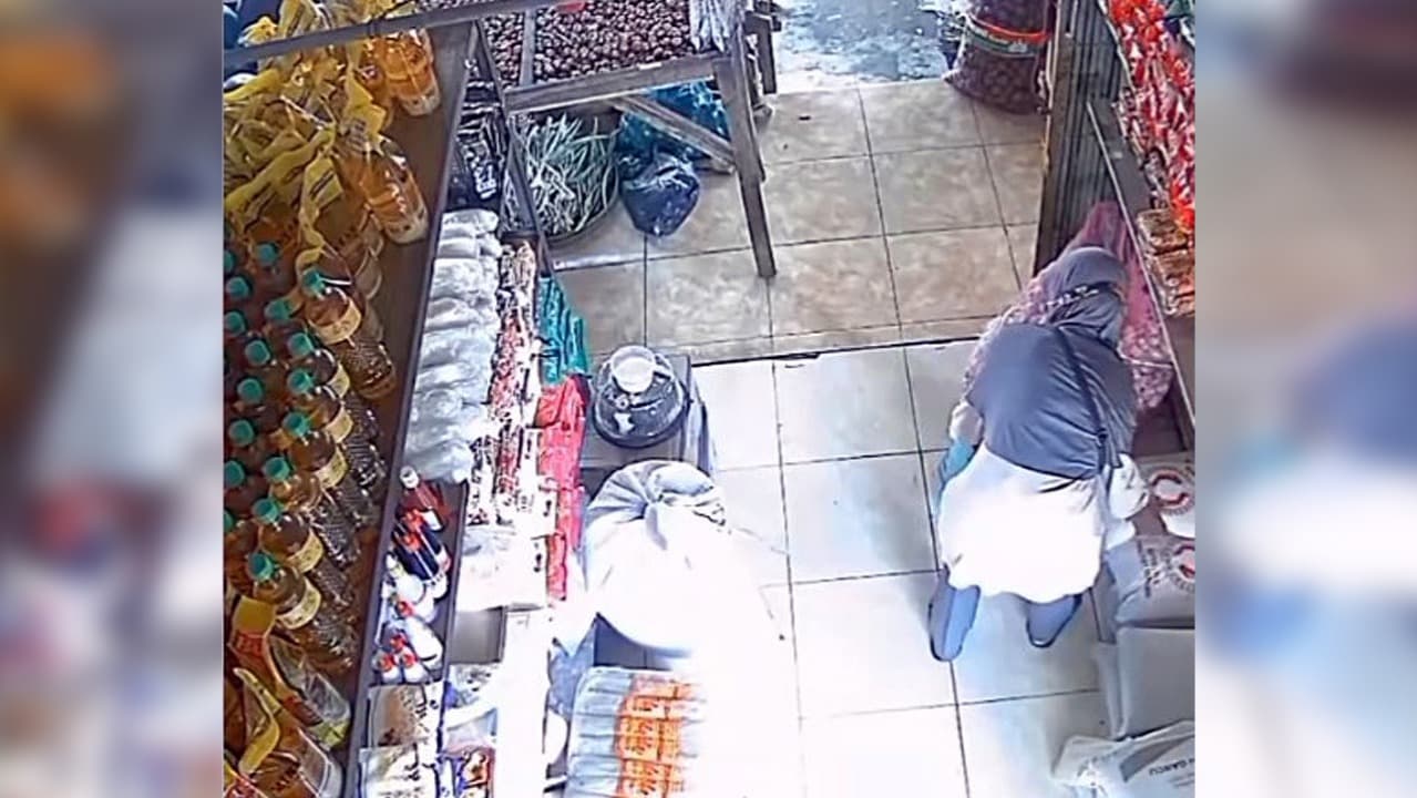 Emak-Emak di Ngawi Terekam CCTV Curi Beras dan LPG di Kios Pasar Paron